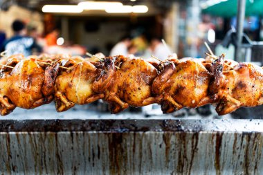 Bütün tavuk şişleri ızgarada pişirirken ve mangal yaparken paslanmaz çelik bir şiş üzerine yerleştirilmiş.