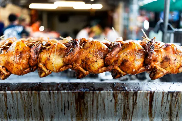 Bütün tavuk şişleri ızgarada pişirirken ve mangal yaparken paslanmaz çelik bir şiş üzerine yerleştirilmiş.