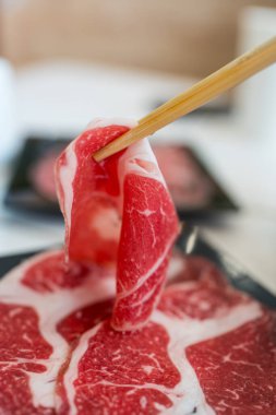 Tahta çubuklar kullan, çiğ et al. Kapat.