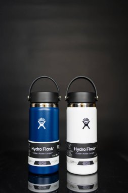 Bangkok, Tayland - 28 Mayıs 2025: Hydro Flask su şişesi, çivit rengi ve geniş ağızlı esnek kapak 16 ons. Metal içecek kabı, çevresel ürün.