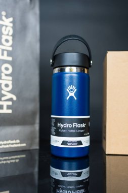 Bangkok, Tayland - 28 Mayıs 2025: siyah arka planda paketli Hydro Flask su şişesi. Metal içecek kabı, çevresel ürün.