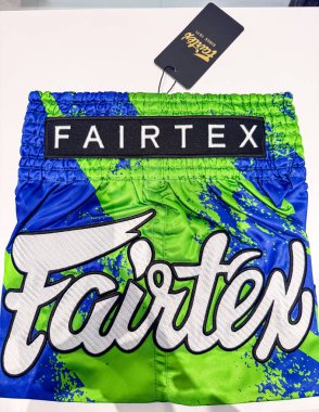 Bangkok, Tayland - 28 Mayıs 2025 Fairtex 'in hangi metninde Tayland boks pantolonu giyen adam. Fairtex, dövüş sporları teçhizatı ve giysi üreticisi. Tayland 'dan yüksek kaliteli ürünler üretiyorlar.,