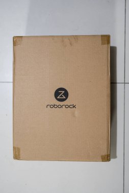 Bangkok, Tayland - 28 Mayıs 2025: Roborock Z logosu ile süslenmiş karton paket, ev temizlik çözümlerindeki yenilik ve verimliliği simgeliyor