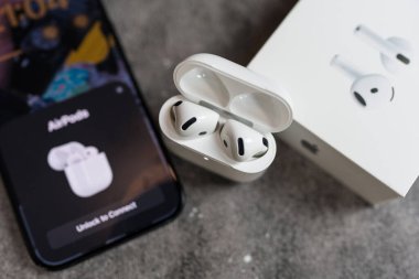 Bangkok, Tayland - 28 Mayıs 2025: İlk kez bağlandığınızda ekranda iPhone 'a bağlanmak için simgesi olan 4 AirPods