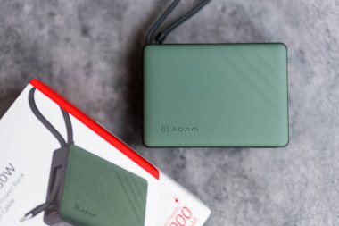 Bangkok, Tayland - 28 Mayıs 2025 ADAM ELEMENT markasından kabloyla inşa edilmiş 30W 'luk yeşil bir enerji bankası.