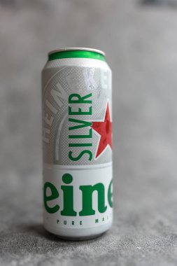 Bangkok, Tayland - 28 Mayıs 2025: Bir kutu Silver Heineken birası