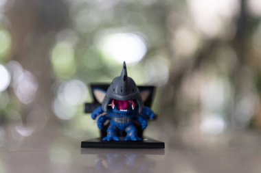 Bangkok, Tayland - 28 Mayıs 2025: Digimon Adventure Adventure Magnet Serisi figürleri doğaya karşı kabuterimon figürleri