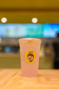 Bangkok, Tayland - 28 Mayıs 2025 Jones Salata Restoranı için pembe soda. Jones 'un salatası organik salata satıyor..