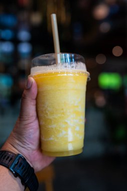 Lezzetli ananas püresi hazır, şeffaf plastik bardakta.