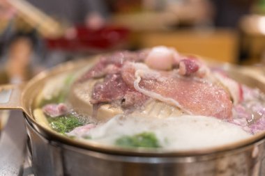 Dilimlenmiş biftekli Tayland barbekü büfesi barbekü tavasında ızgara yapılır. Moo Ka Ta adında Tayland mutfağı..