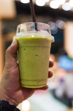 Avokado smoothie, gece pazarında hazır.