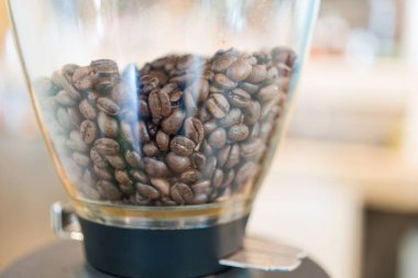 Kahve makinesinin içindeki kahve çekirdekleri. Kapat.