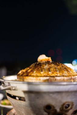 Gece ızgara Tayland eti yedikten sonra kirli tavayı görmek.