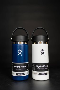 Bangkok, Tayland - 2 Haziran 2025: Hydro Flask su şişesi, çivit rengi ve geniş ağızlı esnek kapak 16 ons. Siyah bir arka planda. Metal içecek kabı, çevresel ürün.