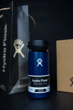 Bangkok, Tayland - 2 Haziran 2025: Hydro Flask su şişesi, çivit rengi geniş ağız fleksi kapağı. Metal içecek kabı, çevresel ürün.