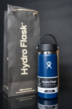 Bangkok, Tayland - 2 Haziran 2025: Hydro Flask su şişesi, çivit rengi geniş ağız fleksi kapağı 16 ons paket ile yerleştirilmiş. Metal içecek kabı, çevresel ürün.