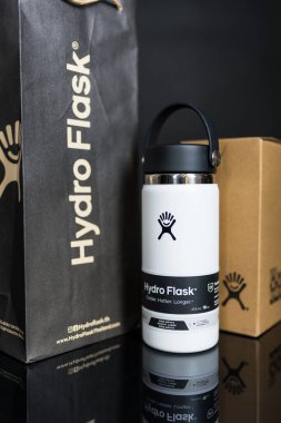 Bangkok, Tayland - 2 Haziran 2025 Hydro Flask, geniş ağızlı esnek yudum kapağı. Metal içecek kabı, çevresel ürün.