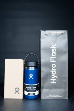 Bangkok, Tayland - 2 Haziran 2025: Hydro Flask su şişesi, çivit rengi geniş ağız fleksi kapağı 16 ons paket ile yerleştirilmiş. Metal içecek kabı, çevresel ürün.