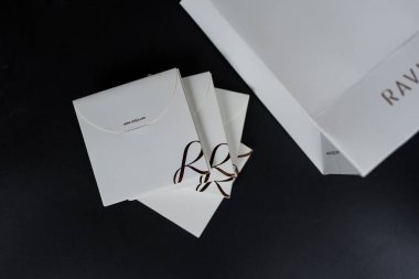 Bangkok, Tayland - 2 Haziran 2025 Mücevher Paketi. RAVIPA, Tayland 'da mücevher satan, siyah arka planda Tayland markası.