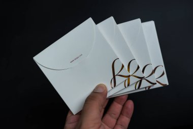 Bangkok, Tayland - 2 Haziran 2025 Mücevher Paketi. RAVIPA, Tayland 'da mücevher satan, siyah arka planda Tayland markası.