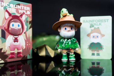 Bangkok, Tayland - 2 Haziran 2025: Unicorn FARMER BOB Vahşi Seriler Kör Kutusunda Karşılaşma. Adım Yağmur Ormanı Yürüyüşü.