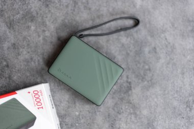 Bangkok, Tayland - 2 Haziran 2025: ADAM ELEMENT markasından yeşil taşınabilir güç bankası