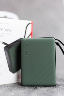 Bangkok, Tayland - 2 Haziran 2025: ADAM ELEMENT markasının yeşil portatif güç bankası. Power iPhone, iPad ve MacBook Air