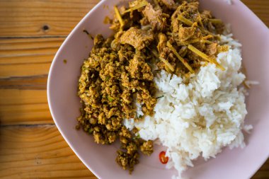 Kızarmış domuz etli pilav, biber ezmesi, Güney körili yemek, Tayland yemeği.