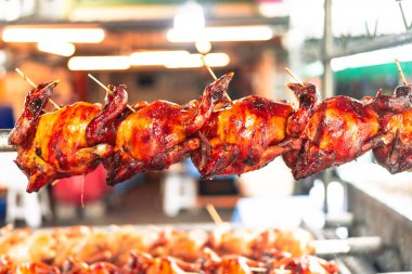 Kömür ızgarasında kızartılmış tavuk. Seçici odak