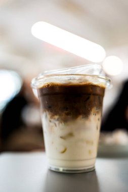 İki tonlu buzlu latte sütlü ve kahveli.