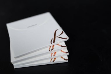 Bangkok, Tayland - 4 Haziran 2025 Mücevher Paketi. RAVIPA, Tayland 'da mücevher satan, siyah arka planda Tayland markası.