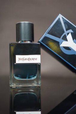 Bangkok, Tayland - 4 Haziran 2025: Şatafatlı Y Eau de parfum erkekleri siyah arka planda 60 ml 'lik kolonya doldurabilir.