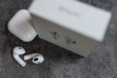 Bangkok, Tayland - 4 Haziran 2025: Apple AirPods 4 ve orijinal ambalaj. Üst görünüm