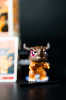 Bangkok, Tayland - 4 Haziran 2025: Greymon, Pop Mart Digimon Macera Maceraları Serisi Figürleri 'nden sanat oyuncağı