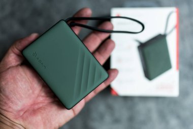 Bangkok, Tayland - 4 Haziran 2025: Taşınabilir bir güç bankası Yerçekimi 30W, kapasitesi 10000 mAh ADAM ELEMENT markasından