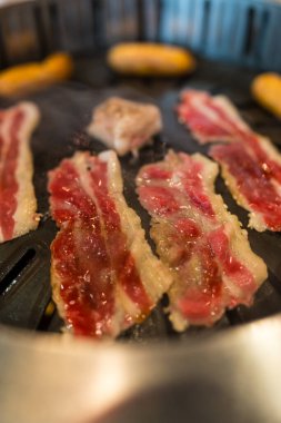 Izgara ya da Japon usulü yakiniku için çiğ et dilimi.