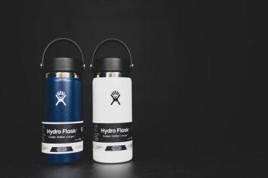 Bangkok, Tayland - 6 Haziran 2025: Hydro Flask su şişesi, çivit rengi ve geniş ağızlı esnek kapak 16 ons. Siyah bir arka planda. Metal içecek kabı, çevresel ürün.