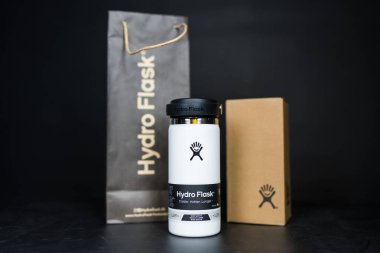 Bangkok, Tayland - 6 Haziran 2025: Beyaz Hydro Flask su şişesi, geniş ağızlı esnek bir yudum kapağı. Metal içecek kabı, çevresel ürün.