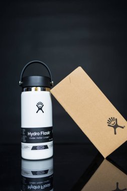 Bangkok, Tayland - 6 Haziran 2025: kahverengi paketli beyaz bir su şişesi. Metal içecek kutusu, çevresel ürün çekimi..