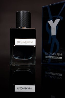 Bangkok, Tayland - 6 Haziran 2025: Erkekler için Yves Saint Laurent Y Eau de Parfum 60 ml. Bilgelik, sardunya ve ahşap notlarıyla taze ve odunsu bir koku.