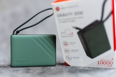 Bangkok, Tayland - 6 Haziran 2025: ADAM ELEMENT markasının yeşil portatif güç bankası. Power iPhone, iPad ve MacBook Air