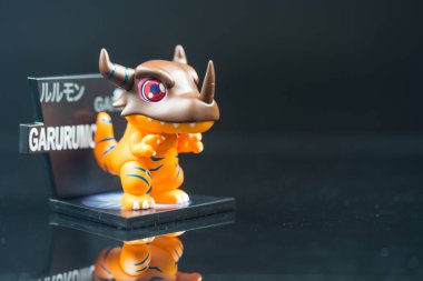 Bangkok, Tayland - 6 Haziran 2025: Greymon, Pop Mart Digimon Macera Maceraları Serisi Figürleri 'nden sanat oyuncağı