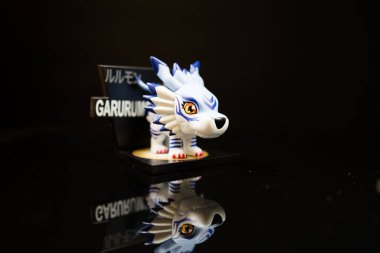 Bangkok, Tayland - 6 Haziran 2025: Digimon Macera Serisi Mıknatıs Figürleri 'nden bir Garurumon oyuncağı.