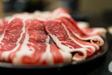 İnce dilimlenmiş taze ve lezzetli et.