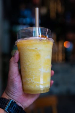 Bir bardak ananas suyu elimde.