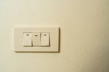 Eski beyaz ışık düğmesi eski beyaz duvar minimalistinde
