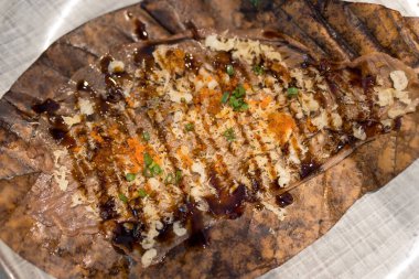 Japon restoranlarında mangal kömürü üzerine ızgara yapmak için Oba yapraklarına konan sığır eti. Oba yapraklarında kızarmış biftek, Japonya Wagyu Bifteği, geleneksel Japon fırınında ızgara, Antik Japon Mutfağı.