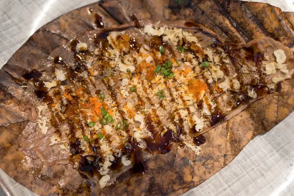 Japon restoranlarında mangal kömürü üzerine ızgara yapmak için Oba yapraklarına konan sığır eti. Oba yapraklarında kızarmış biftek, Japonya Wagyu Bifteği, geleneksel Japon fırınında ızgara, Antik Japon Mutfağı.