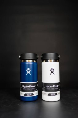 Bangkok, Tayland - 9 Haziran 2025: Hydro Flask su şişesi, çivit rengi ve geniş ağızlı esnek kapak 16 ons. Siyah bir arkaplanda.
