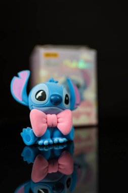 Bangkok, Tayland - 9 Haziran 2025: Lilo ve Stitch filmindeki karakter. 52oyuncaktaki kör oyuncak. Disney dikiş şirin pembe dizi kör kutu figürü. Koleksiyoncular ve Disney hayranları için mükemmel..